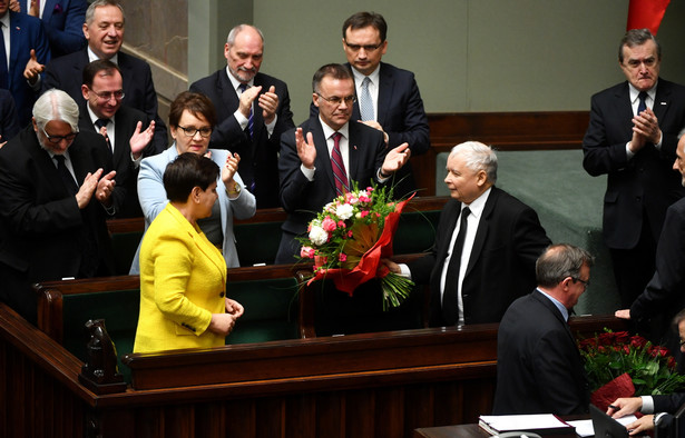 A przecież to tylko dwa cytaty z człowieka, który wraz z biało-czerwoną drużyną Prawa i Sprawiedliwości doprowadził scenę polityczną, a przy okazji i społeczeństwo, do wrzenia. Tyle że tygiel stał już na ogniu. I to niemałym.