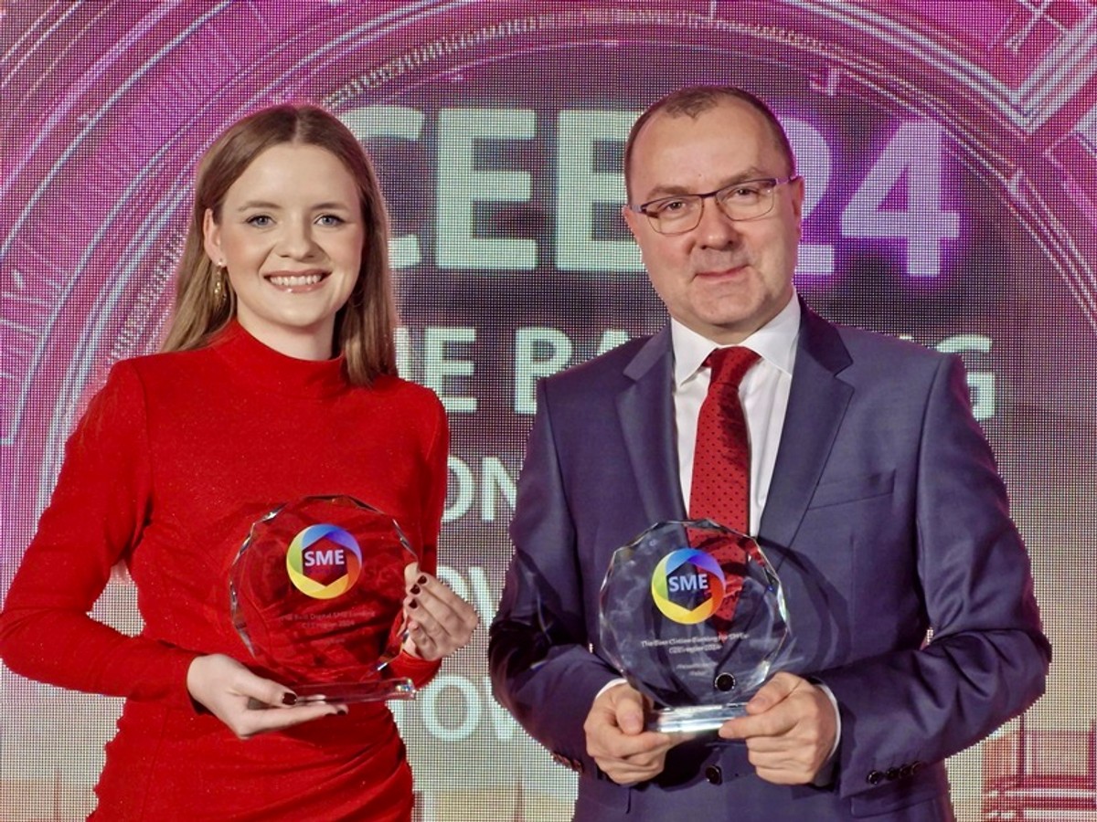 Dominika Byrska i Andrzej Fürstenberg z Banku Pekao S.A. podczas gali wręczenia nagród w Wiedniu.