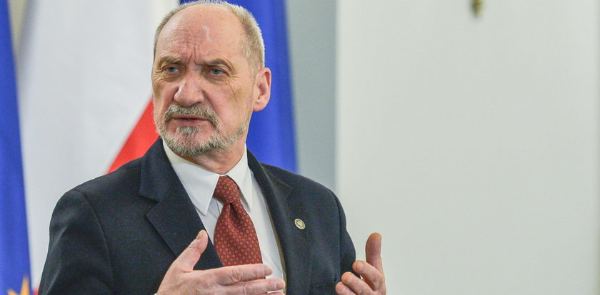 Macierewicz z biskupem tworzył własne SB?!