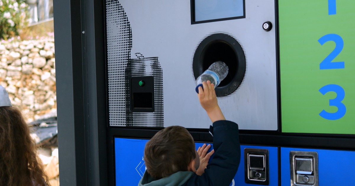 5 mln ton opakowań na napoje rocznie – większość ląduje na wysypiskach, w krzakach i morzu. Właśnie rozpoczęła się rewolucja