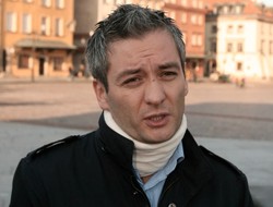 Biedroń szarpał się z policjantami. Stanie przed sądem