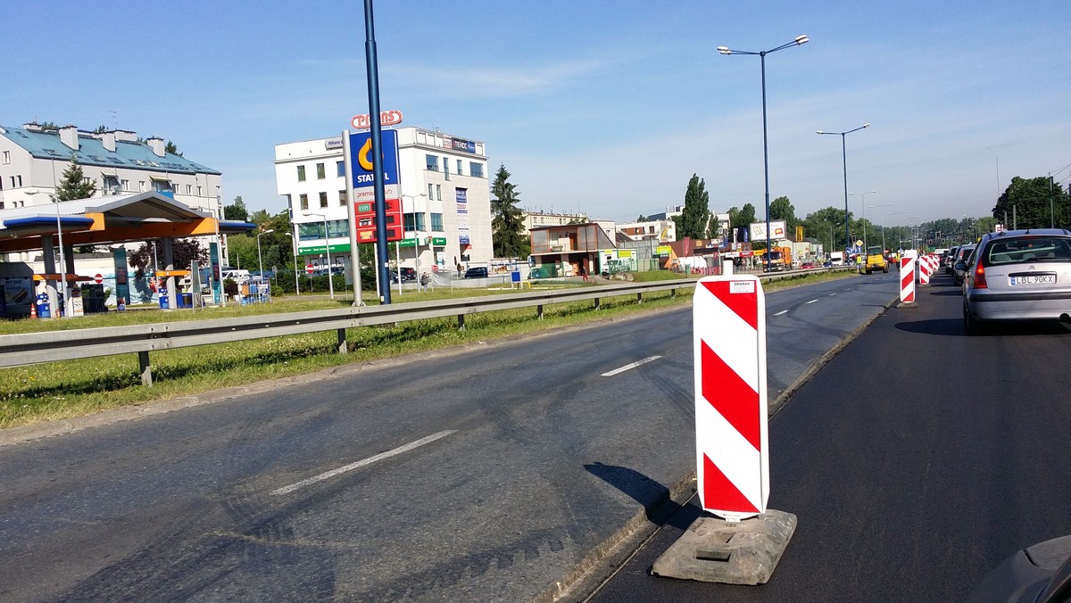 Od ponad tygodnia trwa już remont nakładkowy na ulicy Wielickiej. Od wtorku rozpoczął się jego kolejny etap, w którym dla ruchu dostępny jest tylko jeden pas. Dla wielu kierowców było to zaskoczeniem. Od rana na Wielickiej tworzyły się ogromne korki.