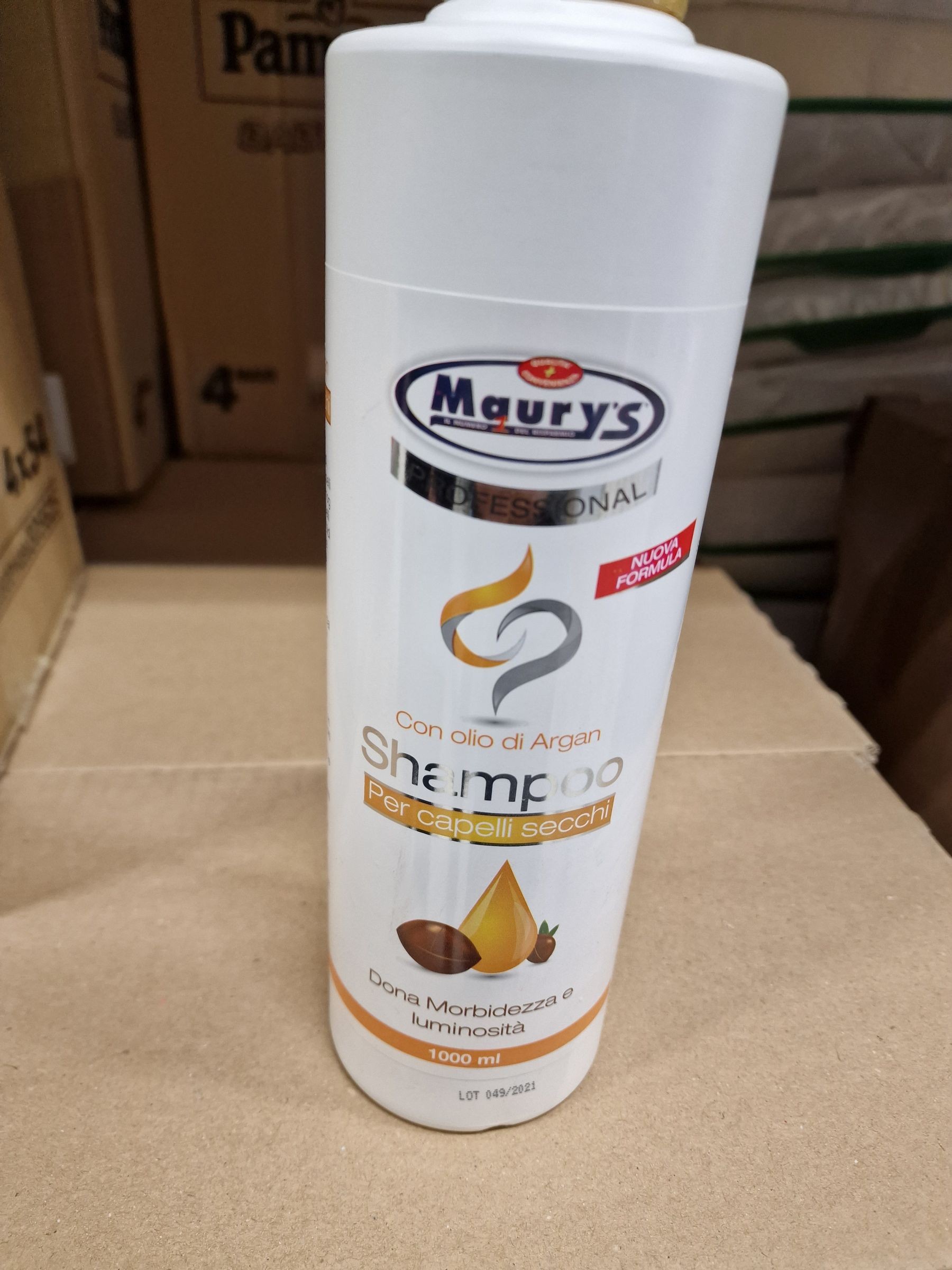 Na snímke šampón na vlasy Shampoo per capelli secchi professional.