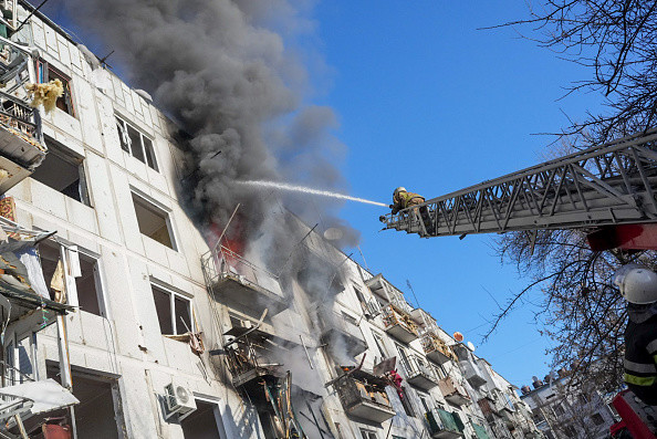 Budynek mieszkalny w Charkowie gaszony po ostrzale Rosjan 24 lutego