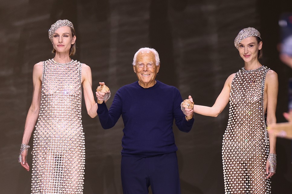 Giorgio Armani a Prive: Runway - Haute Couture 2024-2025-ös őszi/téli kollekciójának bemutatóján a Fashion Week-en 2024-ben, imádott városában, Párizsban