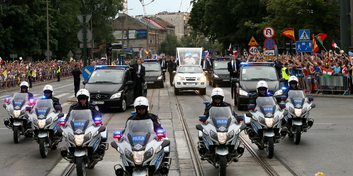 Incydent podczas przejazdu papieża przez Kraków