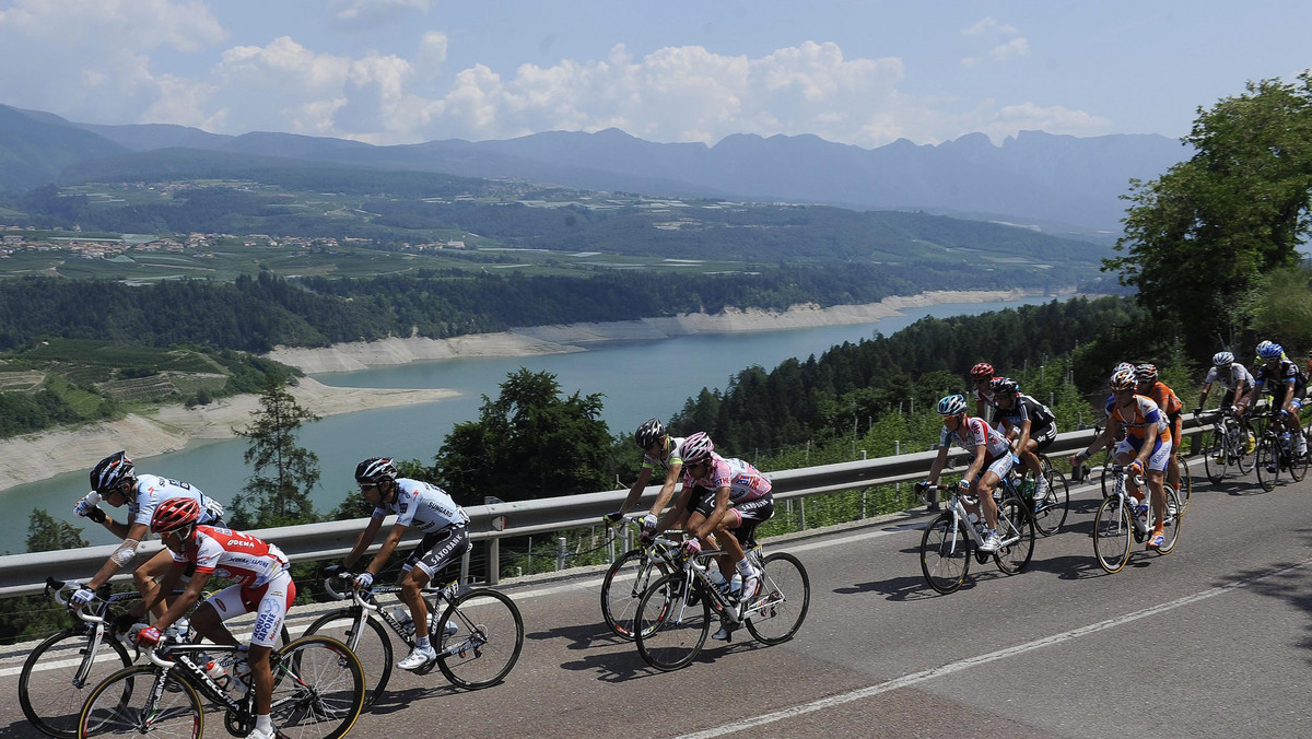 Zwycięzcą 18. etapu Giro d'Italia został kolarz Liquigas-Cannondale, Włoch Eros Capecchi. Tuż za nim linię mety minęli towarzysze ucieczki, jego rodak Marco Pinotti (HTC-Highroad) i Belg Kevin Seeldrayers (Quickstep Team). Peleton dotarł na metę niemal siedem minut za zwycięzcami.