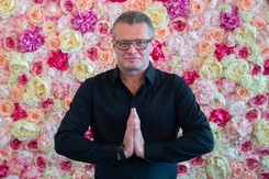 Meller: Tata wziął mnie na stronę i powiedział, że tak technicznie rzecz biorąc, to też jesteśmy Żydami