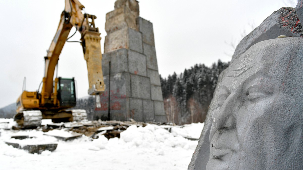 Zakończył się demontaż pomnika gen. Karola Świerczewskiego "Waltera", który stał w Jabłonkach na Podkarpaciu – poinformował rzecznik prasowy Regionalnej Dyrekcji Lasów Państwowych (RDLP) w Krośnie Edward Marszałek.