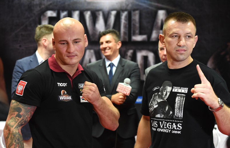 Artur Szpilka (L) i Tomasz Adamek (P) podczas konferencji prasowej przed galą boksu Polsat Boxing Night "Adamek vs Szpilka - Chwila Prawdy" w Krakowie. Między pięściarzami doszło do ostrej wymiany zdań.