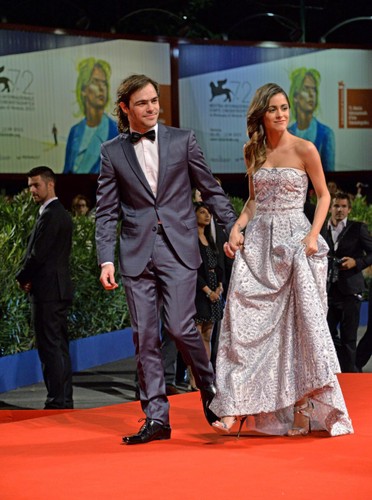 Peter Lanzani i 'Violetta' Martina Stoessell na premierze filmu 'El Clan'