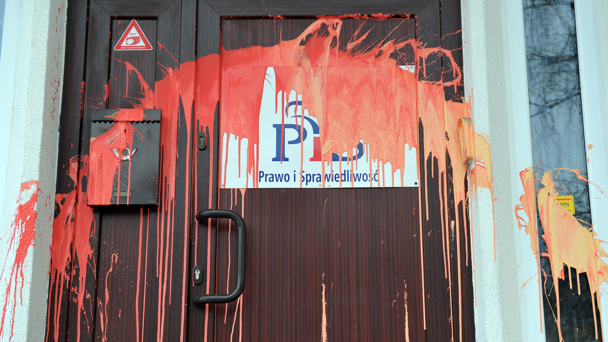 Atak na siedzibę PiS w Szczecinie. Ktoś oblał drzwi farbą