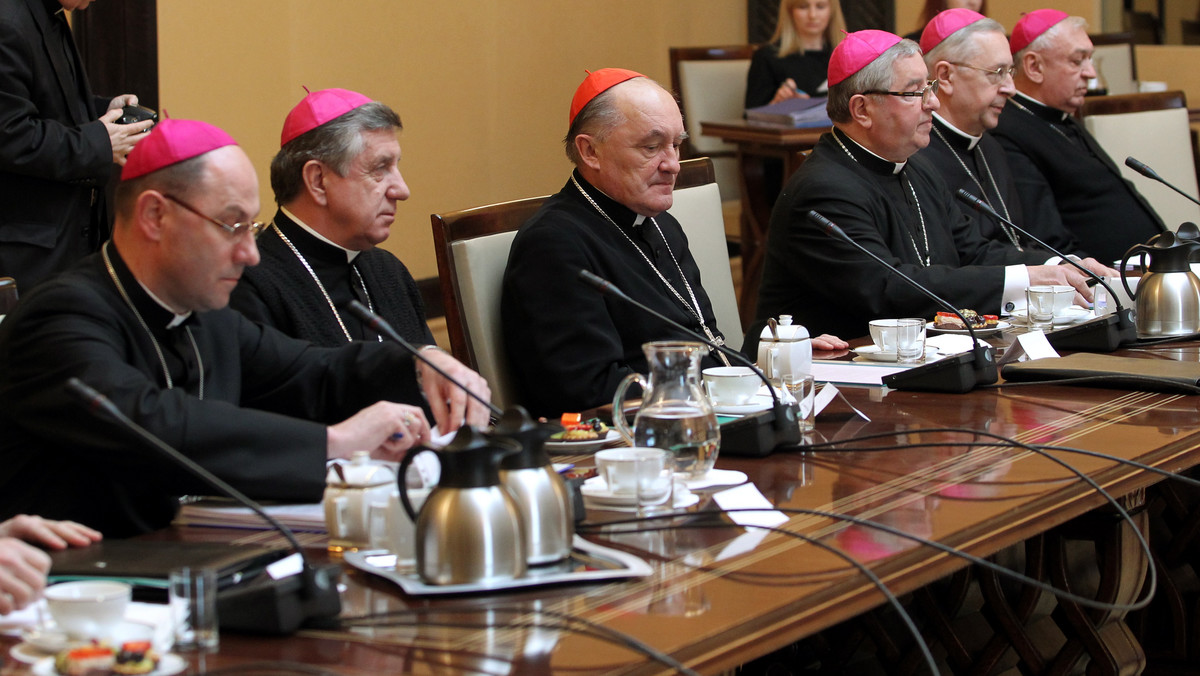 Od kilku dni jednym z najważniejszych tematów jest kwestia finansowania Kościoła i likwidacja Funduszu Kościelnego. Podczas dzisiejszego spotkania z członkami Episkopatu Polski, rząd przedstawił nową propozycję finansowania Kościoła, umożliwiającą Polakom przeznaczenie 0,3 proc. podatku na jego działalność. Takie rozwiązanie może dać Kościołowi nawet 100 milionów złotych rocznie. Mocnym echem odbiły się również dzisiejsze komentarze litewskiej prasy, która obawia się, że Polacy będą chcieli "powtórnie upokorzyć Litwinów".