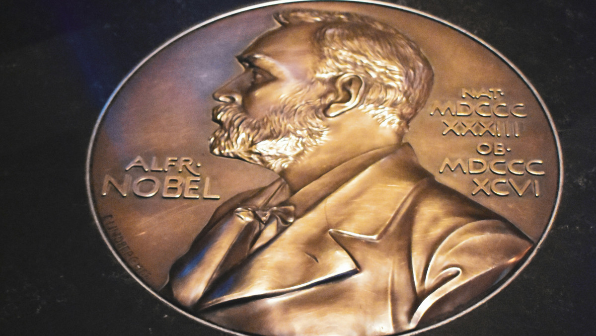 Nagrody Nobla, chyba najbardziej znane i prestiżowe wyróżnienia świata zostały ustanowione w 1895 r. przez szwedzkiego wynalazcę, autora ponad 350 patentów — Alfreda Bernharda Nobla. Wśród opatentowanych przez Nobla projektów był m.in. dynamit. Na swoich wynalazkach Alfred Nobel zarobił fortunę, wycenianą na prawie 10 mln ówczesnych dolarów amerykańskich, a na mocy jego testamentu odsetki ze zgromadzonego przez niego testamentu są corocznie rozdzielane pomiędzy ludzi szczególnie zasłużonych dla światowej nauki, kultury oraz pokoju. Ceremonia wręczenia nagród odbywa się zawsze 10 grudnia, w rocznicę śmierci fundatora, jednak nazwiska nagrodzonych poznajemy kilka tygodni wcześniej. W tym roku ujawniono je w dniach 28 września — 15 października.