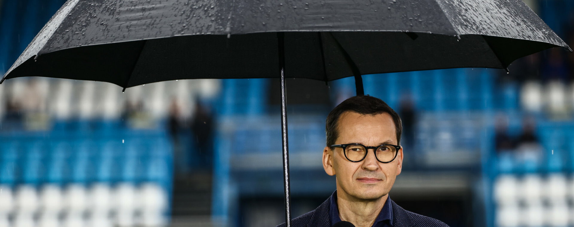 Premier Mateusz Morawiecki pod parasolem
