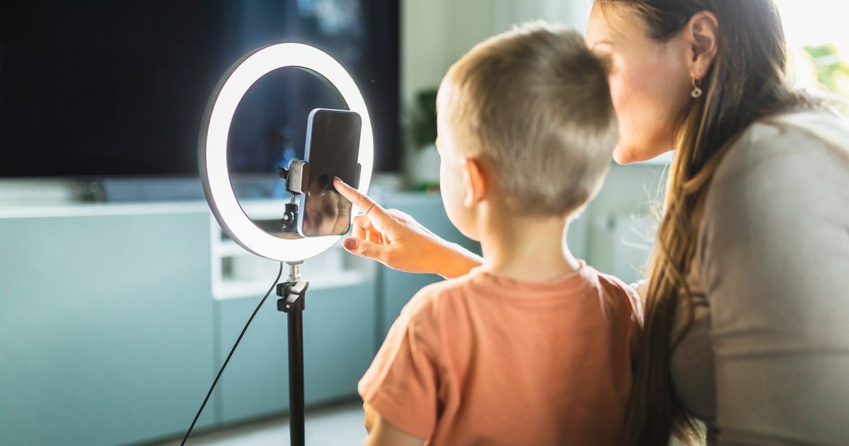Rodzice zarabiają na dzieciach. "Mają 12 i 8 lat. Odwalają po półtora etatu influencerskiej roboty"