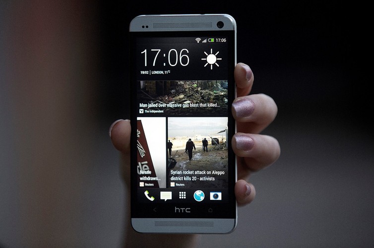<b>HTC One</b>
<br>
WYMIARY: 137,4 x 68,2 x 9,3 mm
<br>
WYŚWIETLACZ: 4,7 cala, Full HD 1080p, 468 PPI
<br>
PROCESOR: Czterordzeniowy Qualcomm® Snapdragon™ 600 1,7 GHz
<br>
PAMIĘĆ RAM: 2 GB DDR2
<br>
PAMIĘĆ WEWNĘTRZNA:  32 GB lub 64 GB