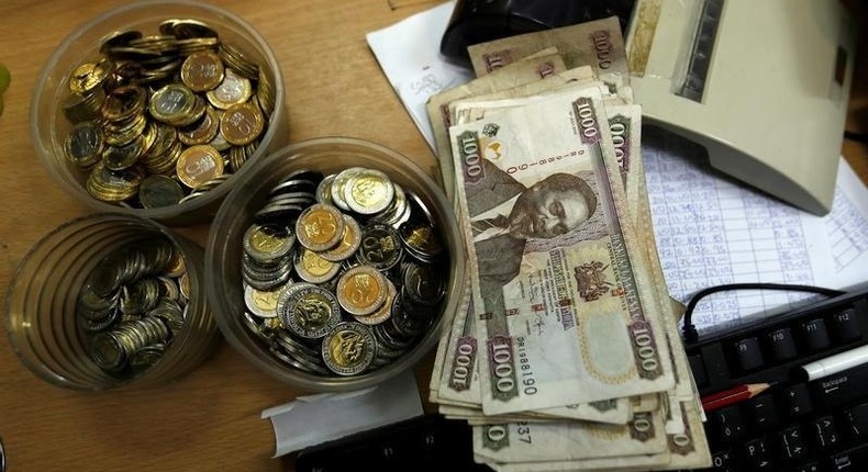 Kenya shilling coins and notes are pictured inside a cashier's booth at a forex exchange bureau in Kenya's capital Nairobi, April 20, 2016. REUTERS/Thomas Mukoya