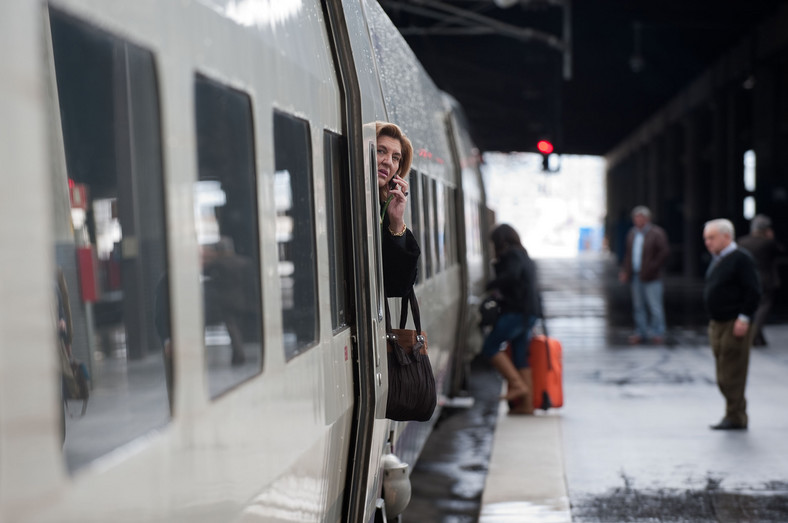Pasażerowie wsiadający do szybkiej kolei AVE hiszpańskiej sieci kolejowej RENFE na stacji Madryt-Atocha (1). Fot. Bloomberg.