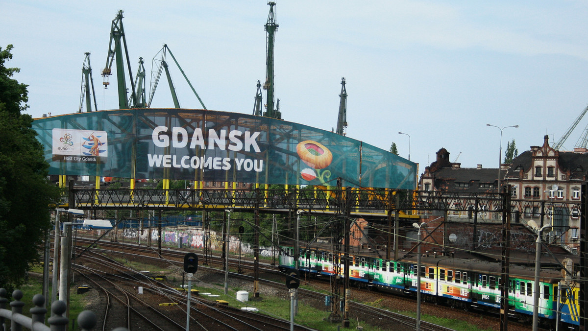 Małe i duże bannery, 11 kilometrów płotków tramwajowych, flagi państw rozgrywających mecze powiewające na wietrze, wielkoformatowe siatki na ścianach ważnych dla miasta budynków - Gdańsk od kilku tygodni tonie w kolorach. Niestety, tak będzie jeszcze tylko do końca Euro 2012. Po 1 lipca trzeba będzie zdjąć dekoracje związane z turniejem.