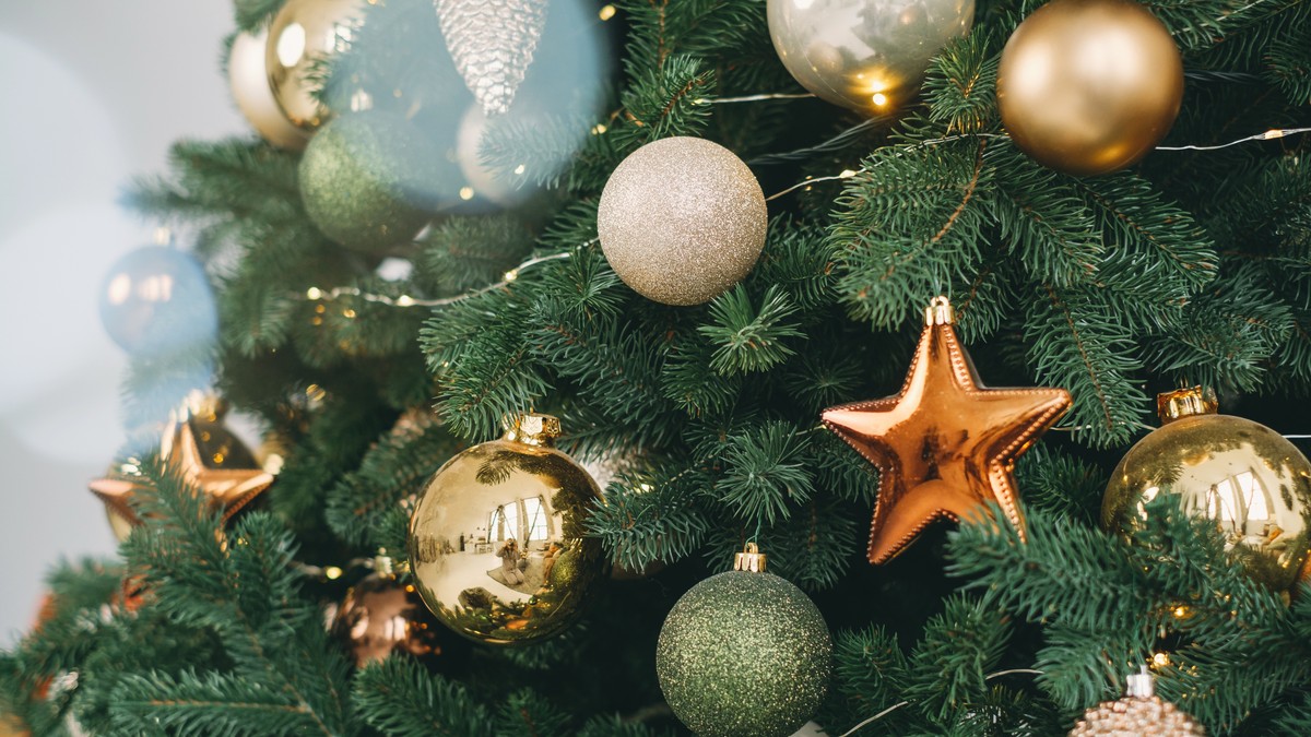Kako savršeno ukrasiti novogodišnju jelku: Formula za tačan broj ukrasa i lampica