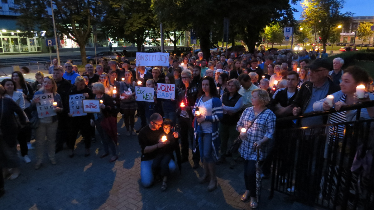 Mimo zawetowania przez prezydenta Andrzeja Dudę dwóch ustaw dotyczących Sądu Najwyższego i KRS, manifestacja pod Sądem Okręgowym w Białymstoku odbędzie się po raz szósty. Białostoczanie ponownie przyniosą ze sobą znicze, żeby zapalić je w ogólnopolskim "Łańcuchu Światła".