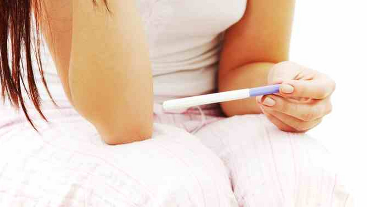 Dzięki prawidłowej masie ciała, unikaniu alkoholu i pracy w nocy oraz macierzyństwu przed 35. rokiem życia można zapobiec ponad jednej czwartej poronień pierwszej ciąży - sugerują duńskie badania opublikowane w "International Journal of Obstetrics and Gynaecology".