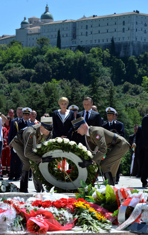 Prezydent Andrzej Duda z żoną Agatą składają wieniec podczas uroczystości upamiętniających 72. rocznicę zakończenia bitwy o Monte Cassino