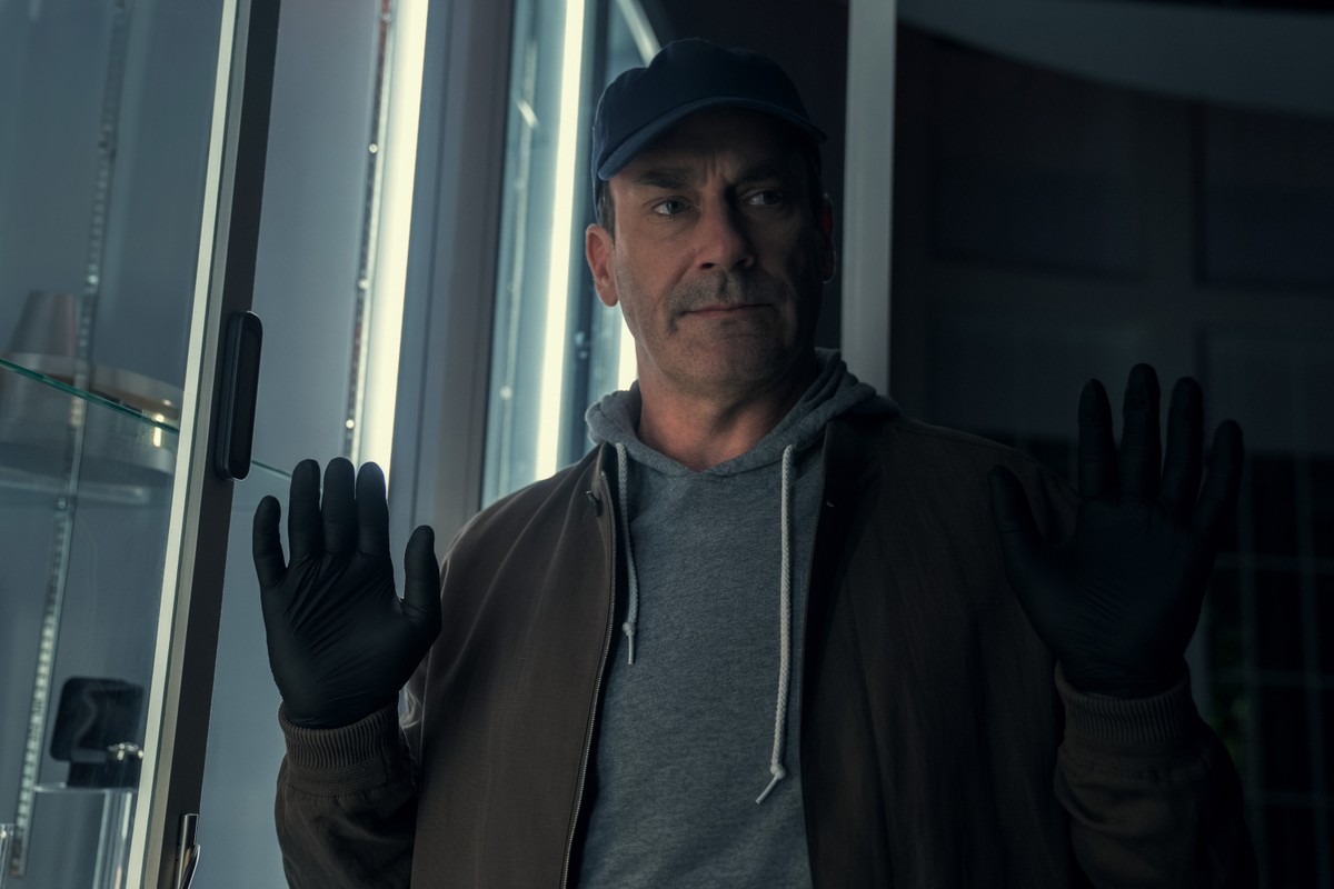 Jon Hamm w trzecim odcinku serialu "Znajomi i sąsiedzi"