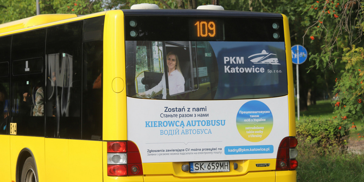 Ogłoszenie o pracę na katowickim autobusie. Zdjęcie z 2022 r.
