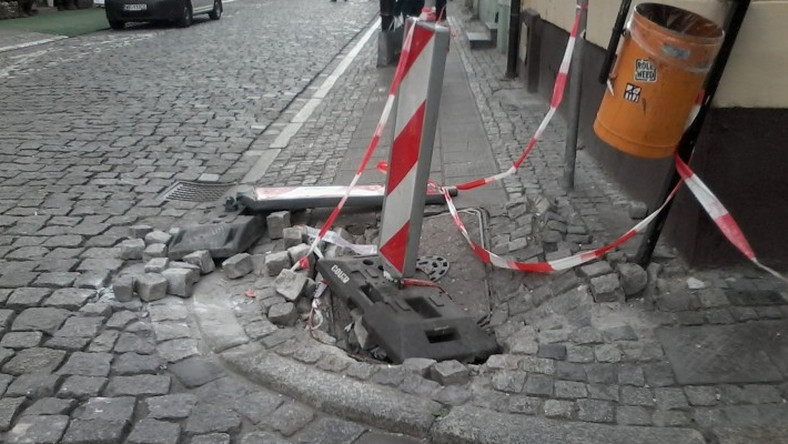 Wypadek na nierównym chodniku? Walcz o odszkodowanie