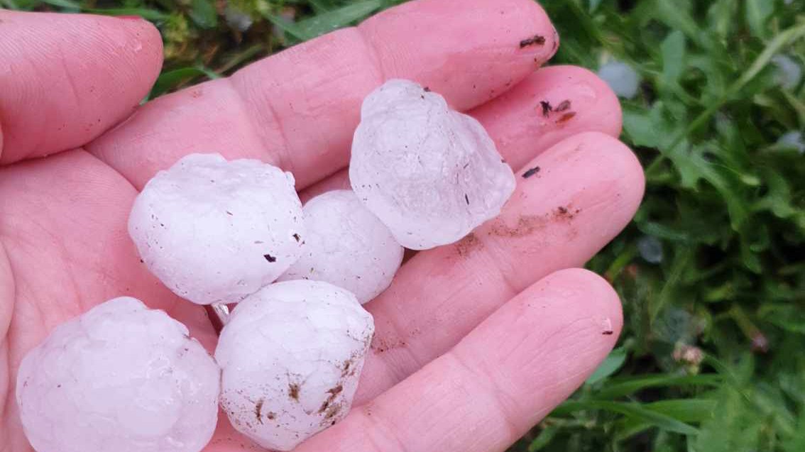 Újabb riasztást adtak ki – Diónyi jegek zuhogtak Debrecen-Bánkon  – fotók