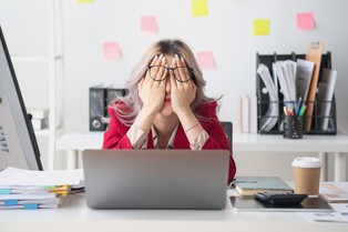 Pakiet ratunkowy dla pracowników - podwyżka, dodatek motywacyjny i urlop regeneracyjny. Dla kogo?