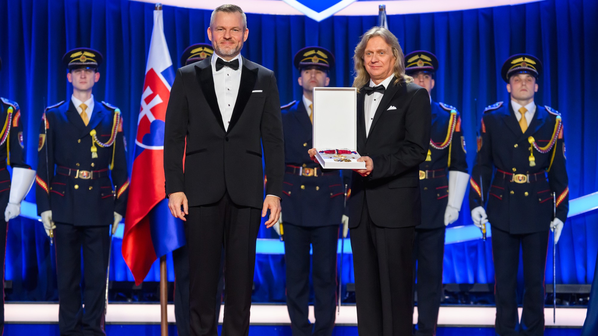 Krasokorčuliar Jozef Sabovčík (vpravo), ktorému prezident SR Peter Pellegrini (vľavo) udelil štátne vyznamenanie.