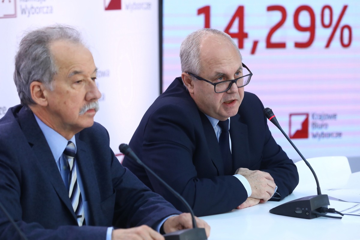 Przewodniczący PKW Wojciech Hermeliński oraz członek komisji - sędzia SN Wiesław Błuś podczas pierwszej konferencji prasowej.