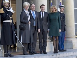 Brigitte Macron nie rezygnuje z mini i nokautuje stylizacją małżonkę premiera Quebecu. FOTO