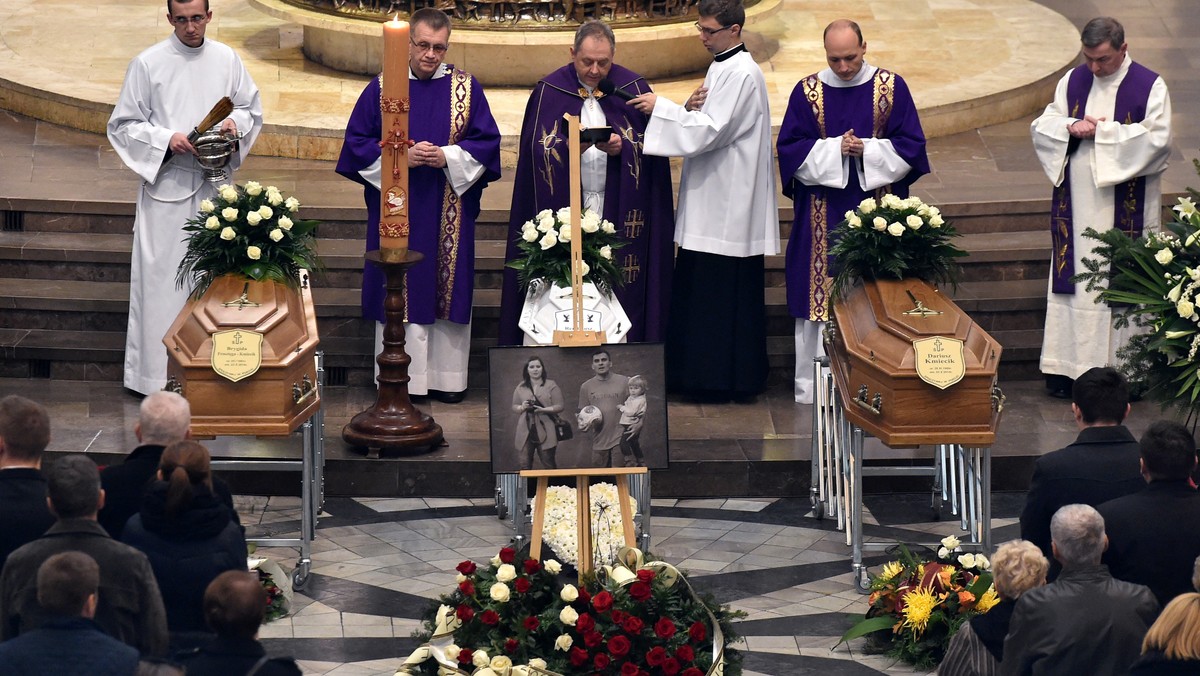 Setki osób pożegnały dzisiaj w Katowicach małżeństwo dziennikarzy Brygidę i Dariusza Kmiecików oraz ich 2-letniego syna, którzy zginęli w wyniku wybuchu gazu w kamienicy, gdzie mieszkali. Pozostały wasze dzieła - "zapis pulsu wrażliwych serc" - mówił abp Wiktor Skworc.