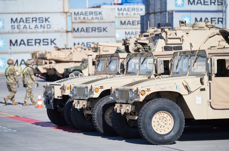 Obecność sił amerykańskich jest rotacyjna. Żołnierze będą zmieniać się co dziewięć miesięcy. Kolejne zmiany mają następować tak, by między poszczególnymi rotacjami nie było przerw, a w regionie stale przebywały amerykańskie siły.
<br>
Żołnierzy z 3. Pancernej Brygadowej Grupy Bojowej 4. Dywizji Piechoty zastąpię teraz amerykańscy wojskowi i sprzęt 2. Pancernej Brygadowej Grupy Bojowej 1. Dywizji Piechoty z Fort Riley w Kansas. 


<br><br> aks/ pru/<br>fot. (aw/nlat) PAP/Adam Warżawa