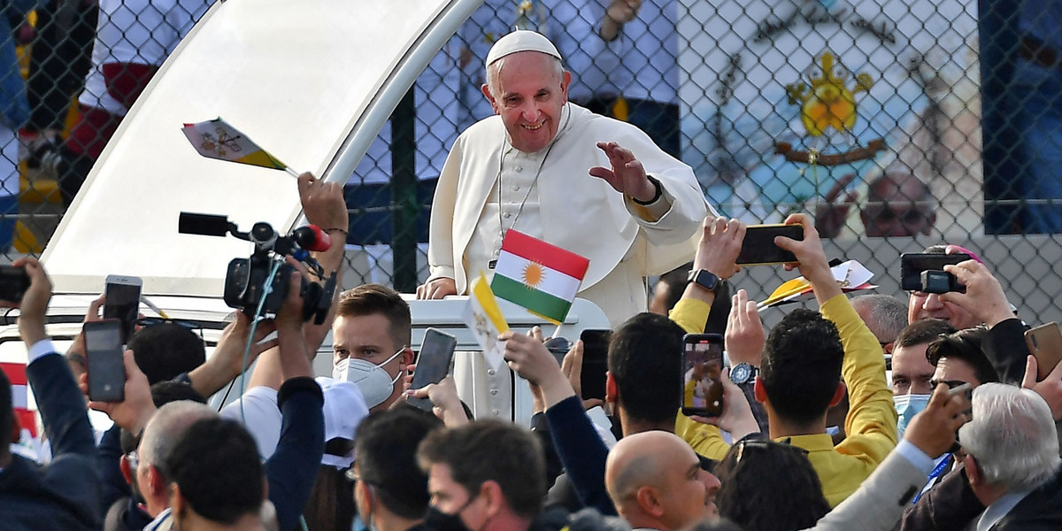 Pielgrzymka papieża Franciszka do Iraku. Bez maseczek i dystansu społecznego