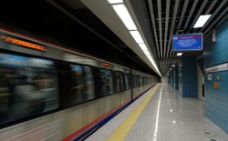 Bomba czy eksplozja transformatora? Wybuch w metrze w Stambule, są ranni. Jest NAGRANIE