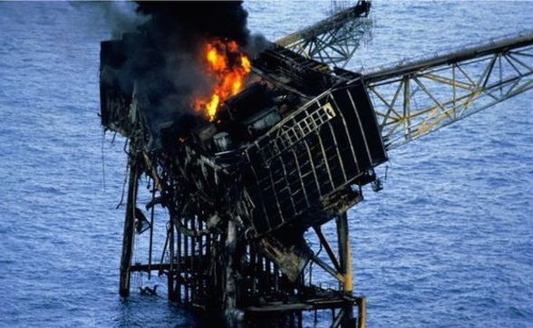 Katastrofa platformy wiertniczej Piper Alfa Rig – malutka pomyłka przy wymianie zaworu kosztowała życie 167 ludzi
