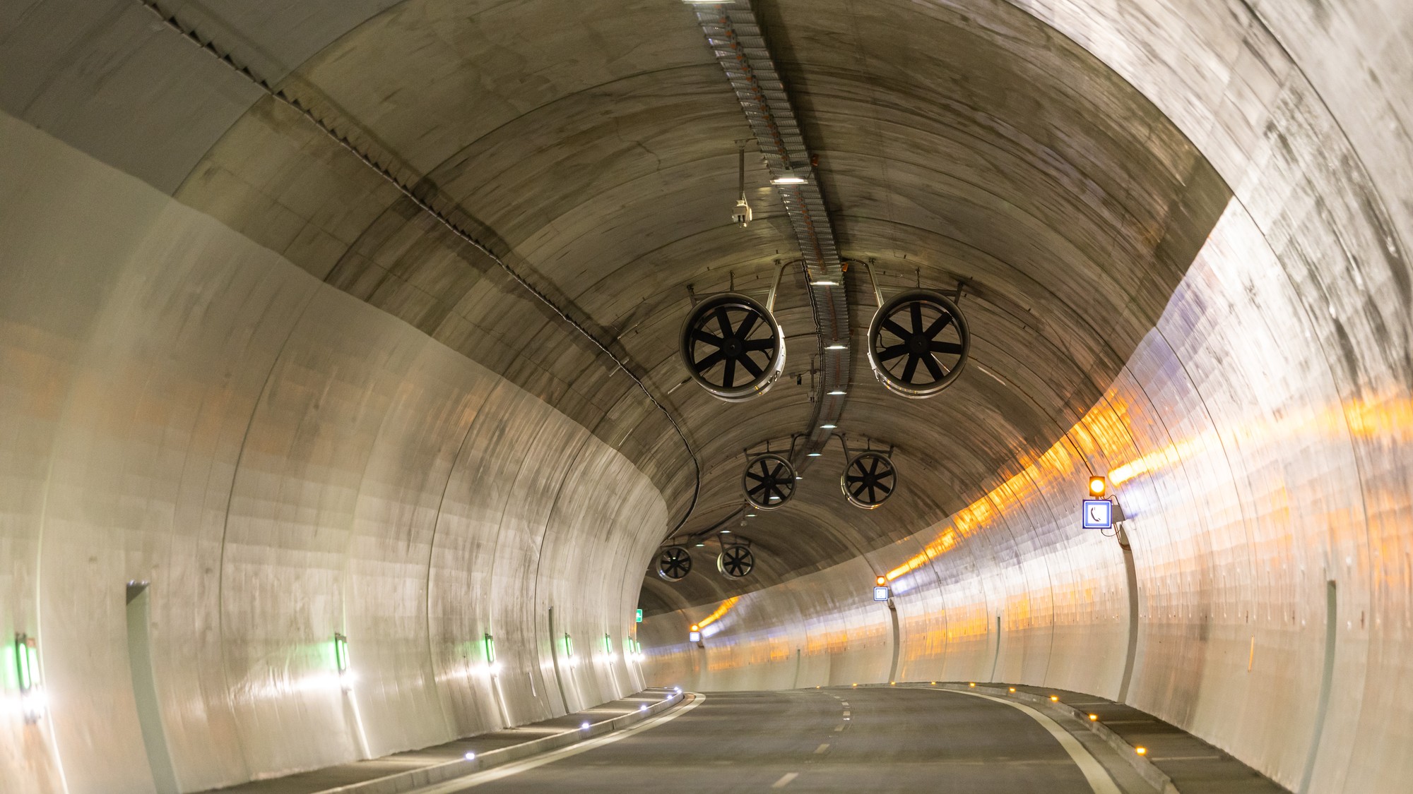 Tunel Višňové je kompletne prejazdný, obávané kolóny pod Strečnom dostali stopku.