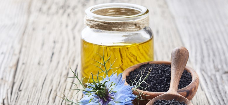 Olej z czarnuszki - działanie, korzyści i kiedy widać efekty