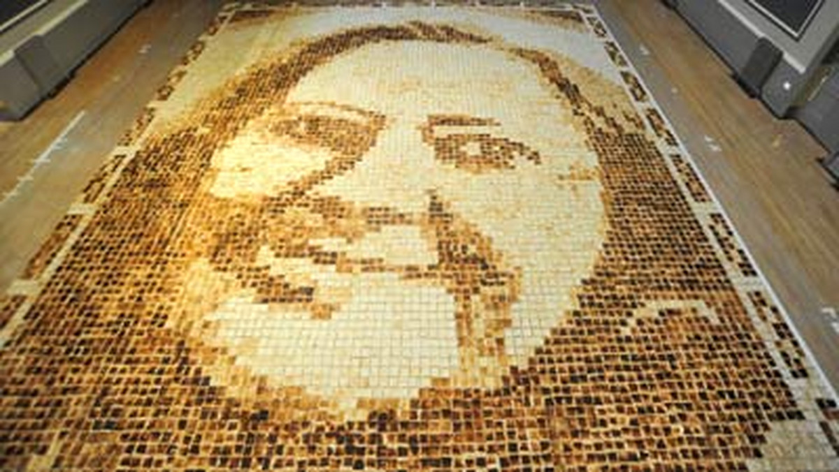 Kobieta z Leicester, w Wielkiej Brytanii, ułożyła największą na świecie mozaikę z tostów.  Jest to portret jej teściowej, ułożony z 9 852 kromek - poinformował serwis web.orange.co.uk.