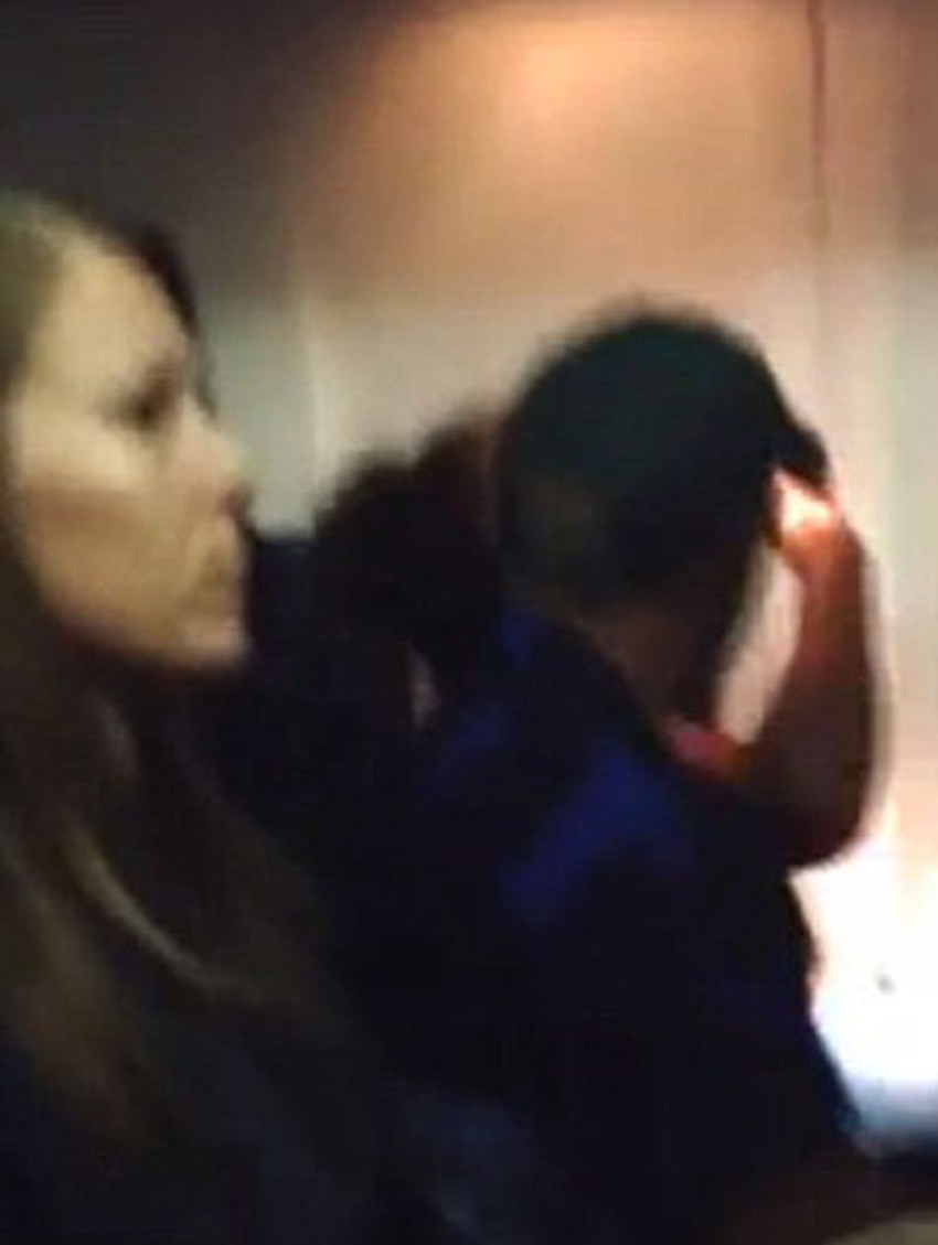 Čoveka na susedmom sedištu pokušava da je umiri i da praktično sebi olakša let