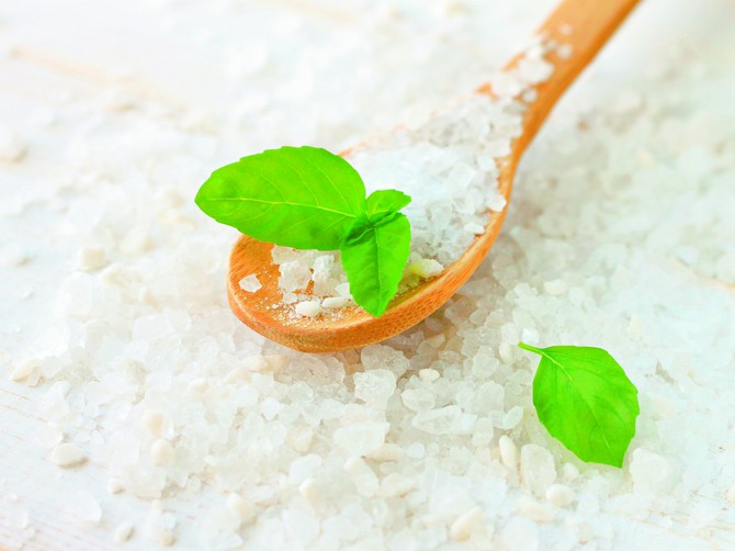 137052_stockphotoseasaltnaturalcloseupwhitegranulatedfreshbasilherbwoodenkitchenspoon321032996
