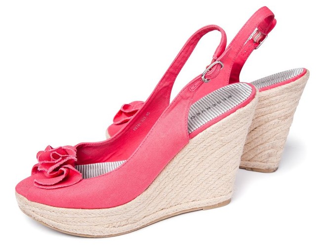 Kwiatowe obuwie na sezon wiosna-lato 2011 z kolekcji Reserved