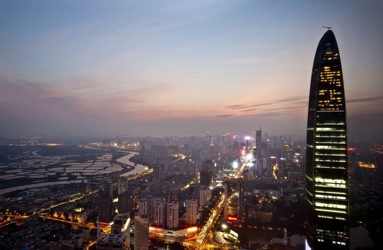 Panorama Shenzhen, na zdjęciu wybija się wieżowiec KK100 (dawniej zwany Kingkey 100). 100 pięter, które mieszczą powierzchnię biurową biurową i hotel, daje mu wysokość 441,8 metrów. Oznacza to, że jest czwartym najwyższym budynkiem w Chińskiej Republice Ludowej.