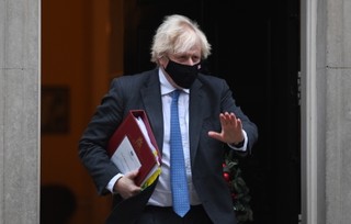 Fala zakażeń zalewa Wielką Brytanię i rząd Borisa Johnsona