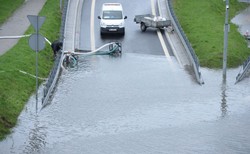 Kajakiem po Marynarskiej w Warszawie? Woda zatopiła kluczową drogę, kierowcy w korkach [ZDJĘCIA]